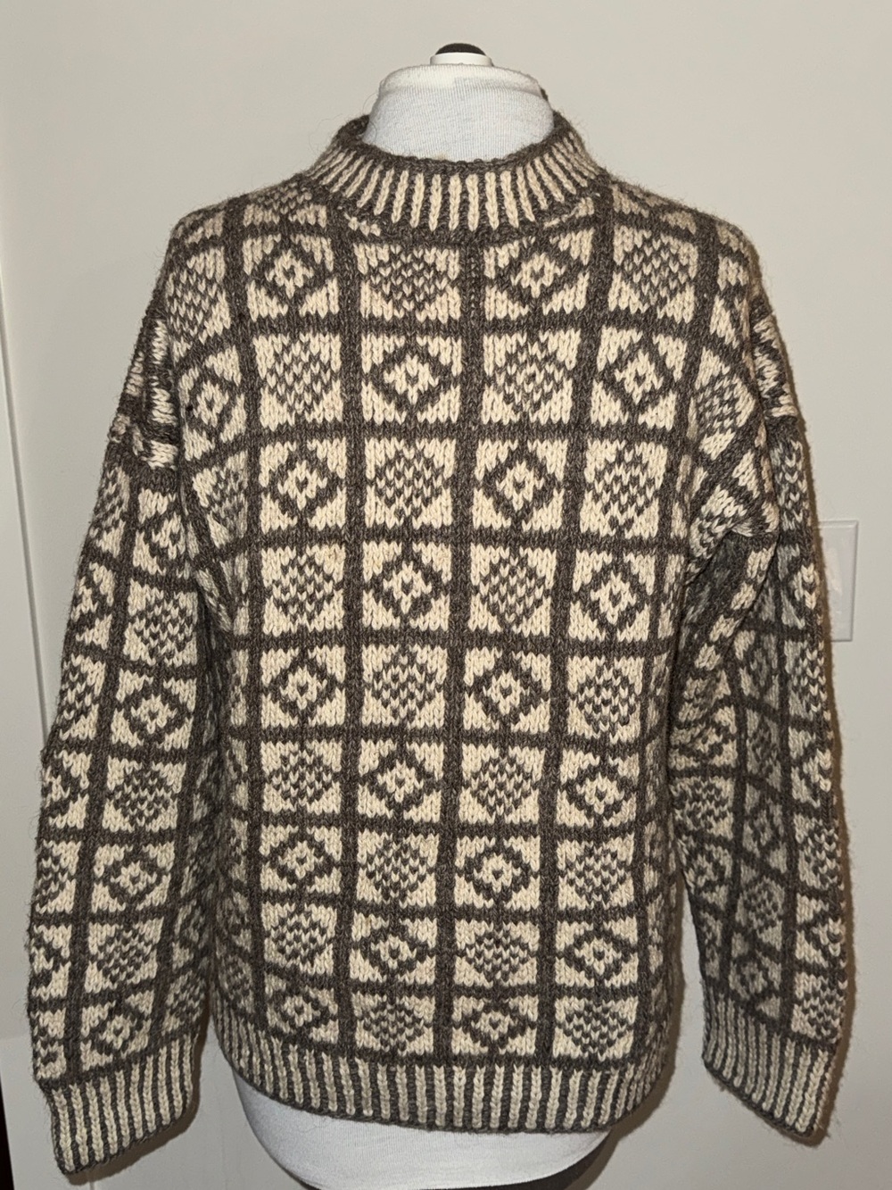 Vintage Hand knit 100% Wool Made In Ecuador Brown Ivory Pattern Crewneck Sweater